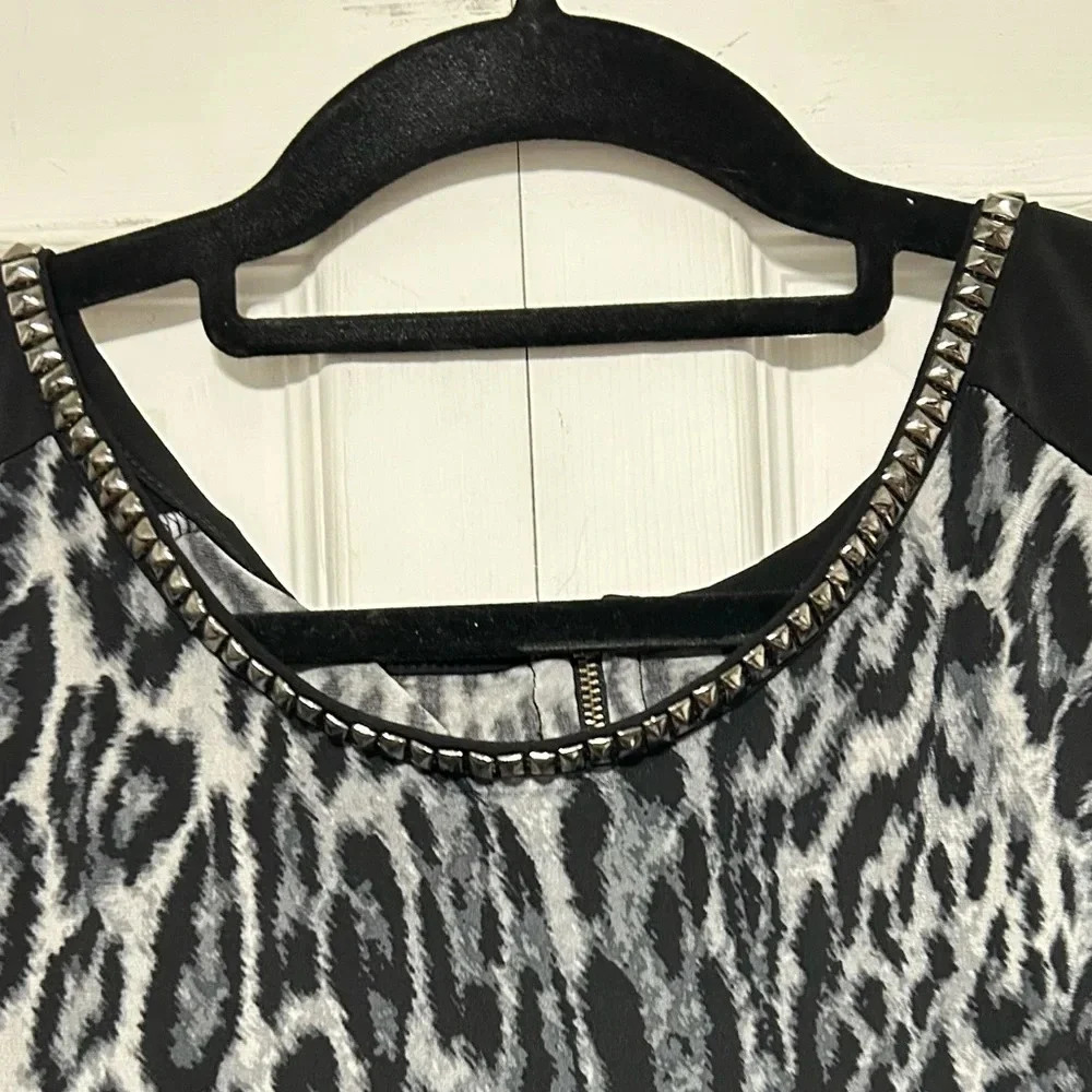 Worthington Women’s 1X Black & Gray Animal Print Top - Picture 3 of 3